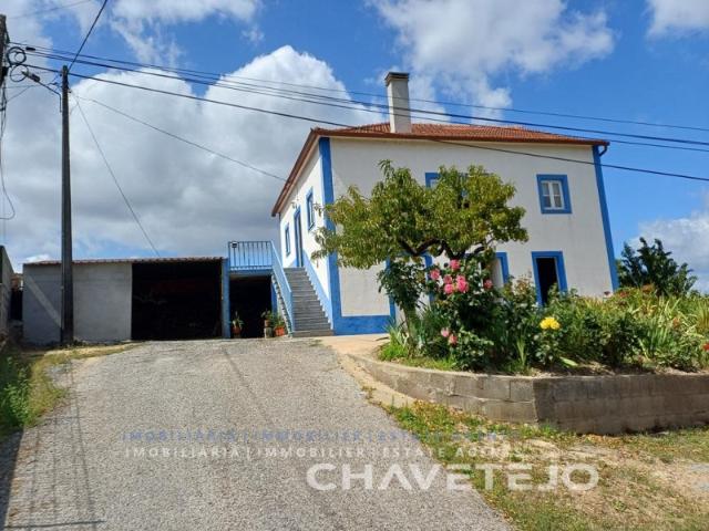 Moradia de Campo com Terreno, Furo de Água e Olival