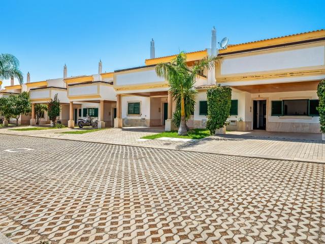 Moradia de Canto T2+2 com jardim em Condomínio Privado com P. 169m² Ferreiras