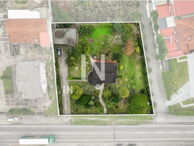 Moradia com jardim, terreno de 2.000 m² e excelente localização em Vila Nova de Famalicão