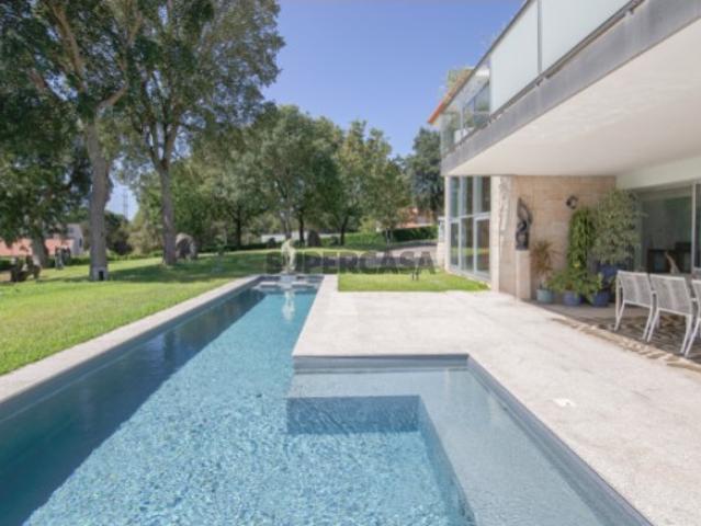 Moradia de Charme T3+1 com Jardim e Piscina