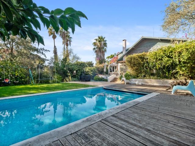 Moradia de Charme T4+T1 com Piscina em Carcavelos 210m² Carcavelos e Parede