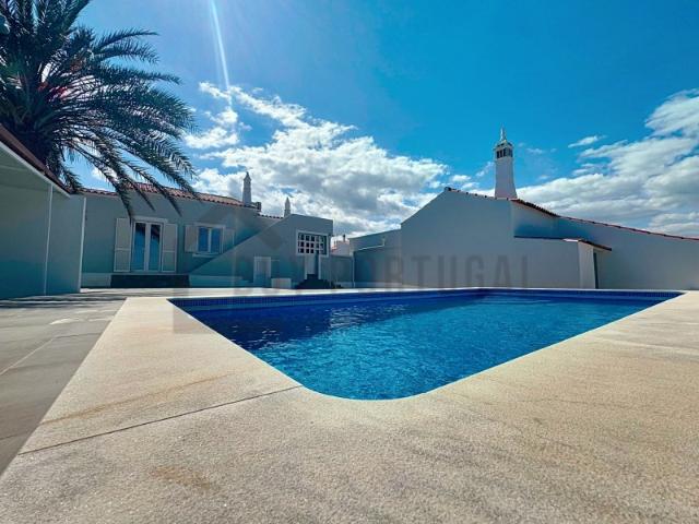 Moradia de Charme T5 com Piscina, Terreno e Anexos em Vila Nova de Cacela