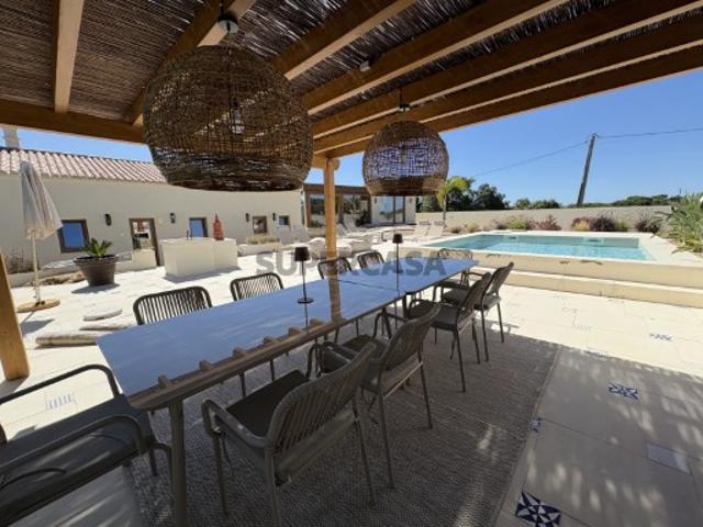 MORADIA DE CHARME COM 4 SUITES INDEPENDENTES E PISCINA