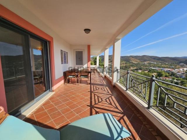 Moradia de charme com arquitetura portuguesa e vistas panorâmicas no coração de Salir