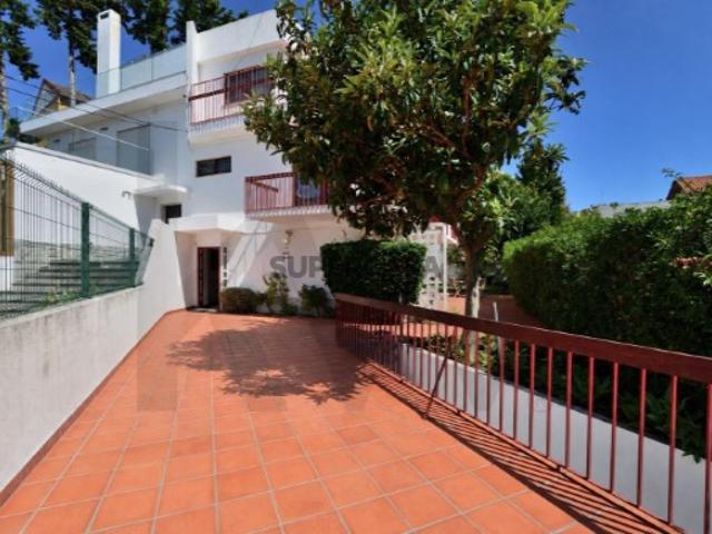 Moradia de charme com jardim, garagem e vista mar no centro de Paço de Arcos