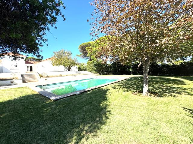 Moradia de charme inserida num lote de 3000 m3 com jardim e piscina