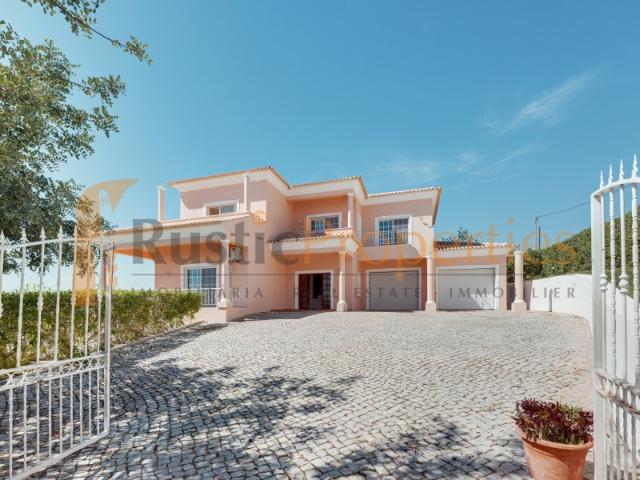 Moradia de cinco quartos com jardim espaçoso perto de Vilamoura. RP2325V