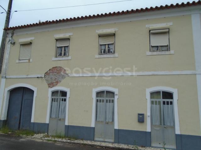 Moradia de Dois Andares para recuperar na Martingança Gare
