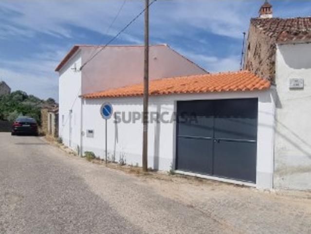 Moradia de dois pisos completamente remodelada perto de Castelo Branco