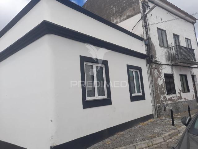 Moradia de dois pisos a minutos a pé do centro de Angra do Heroísmo
