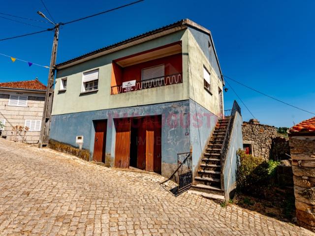 Moradia de dois pisos no concelho de Trancoso
