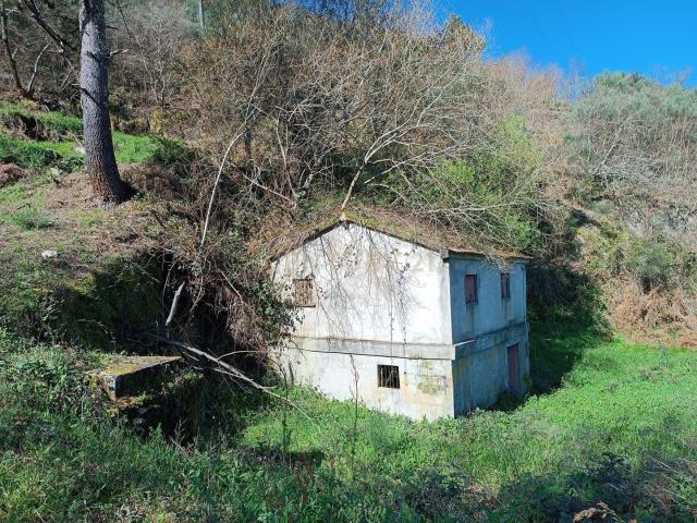 Quinta com moradia em Gondar, perto da Amarante, Porto à face da estrada com muito terreno e água