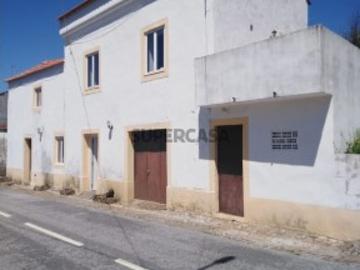 MORADIA DE DOIS QUARTOS RESTAURADA