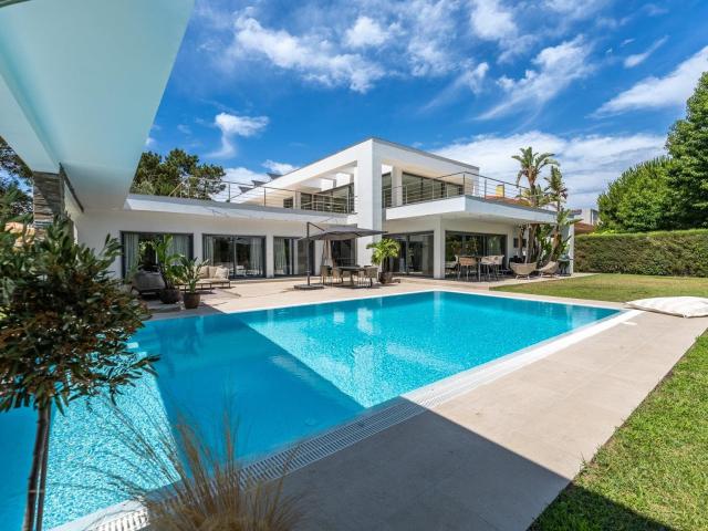 Moradia de Exceção com Piscina Aquecida na Aroeira 336m² Fernão ferro