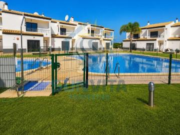 Moradia de excelência com três quartos garagem e piscina, em condomínio fechado em Albufeira