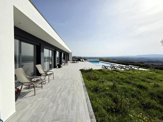Moradia de Excelência com Vista Panorâmica e Piscina na Cost. 191m² Roliça