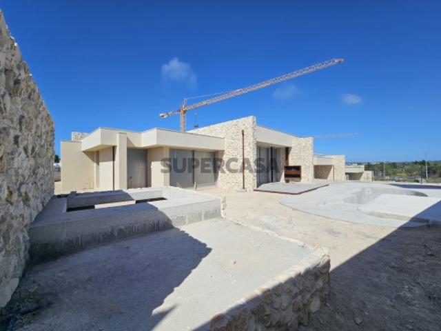 Moradia de excelência em fase final de construção junto à Lagoa de Óbidos