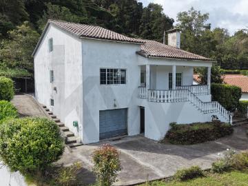 Moradia de Excelência no Coração das Furnas – Espaço, Natureza e Potencial de Investimento
