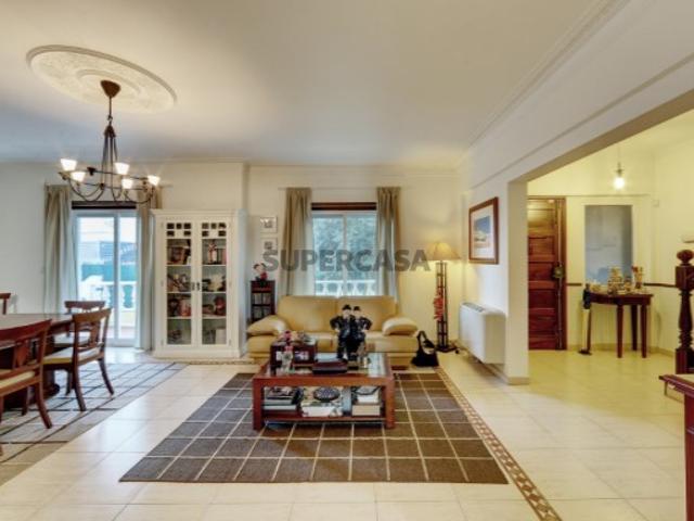 Moradia de Excelência na Amadora Exclusividade, Conforto e Localização Premium