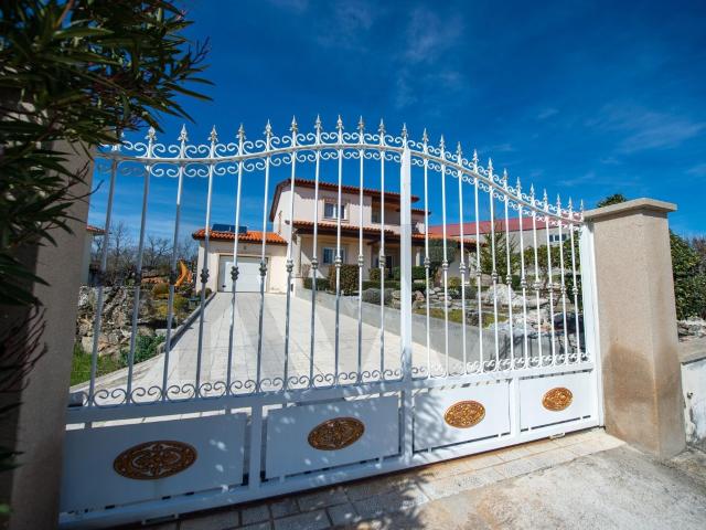 Moradia de excelecia e moderna oficina de bate chapa e pintura em Rapoula Do Côa