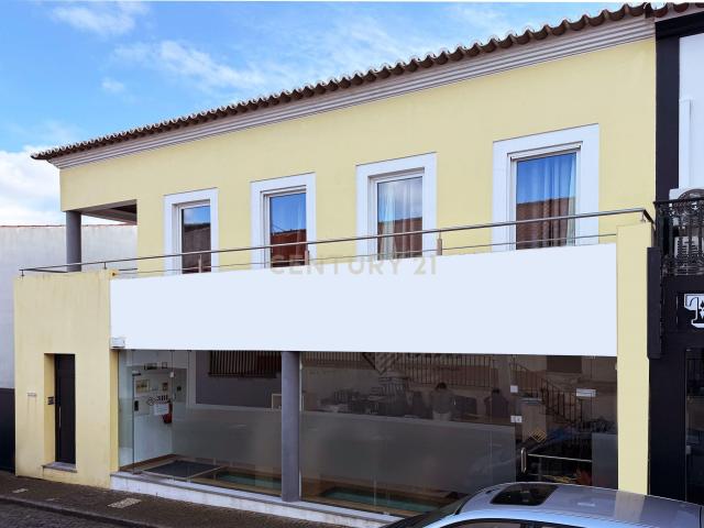 Moradia de Elevada Qualidade no Coração da Praia da Vitória – Vista sobre Baía da Praia da Vitória e Excelente Potencial de Investimento