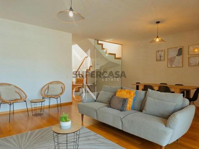 Moradia de Esquina T3 com Garagem e Alojamento Local Ativo