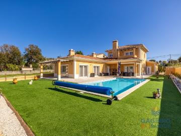 Moradia de estilo tradicional T4 204m² Nadadouro