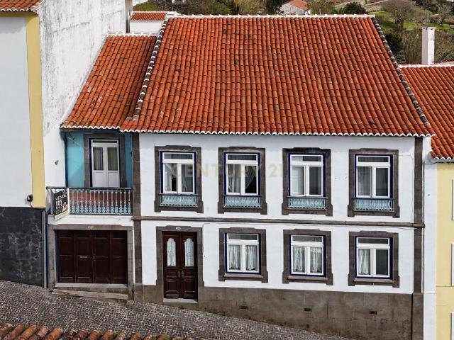 Moradia de Estilo Clássico com Garagem no Coração de Angra do Heroísmo