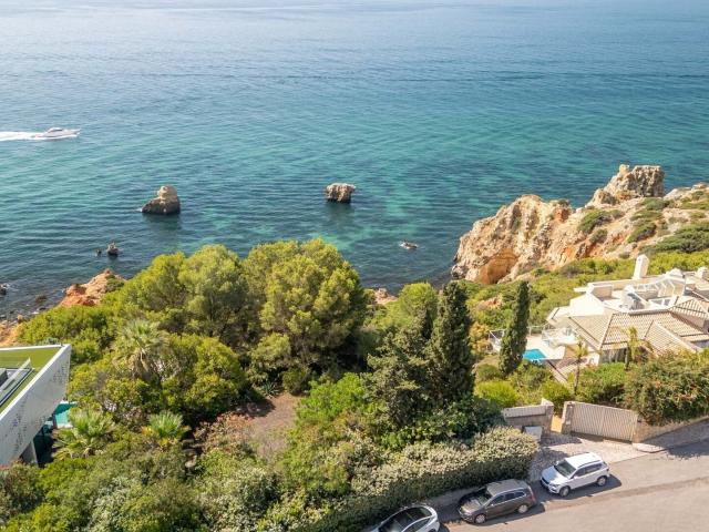 Moradia de frente para o mar com terreno adjacente para cons. 366m² Albufeira e Olhos de Água