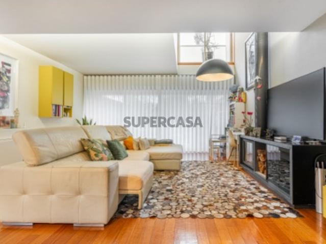 Moradia de Gaveto com 3 frentes, terraço, varandas e garagem, em Milheirós Maia