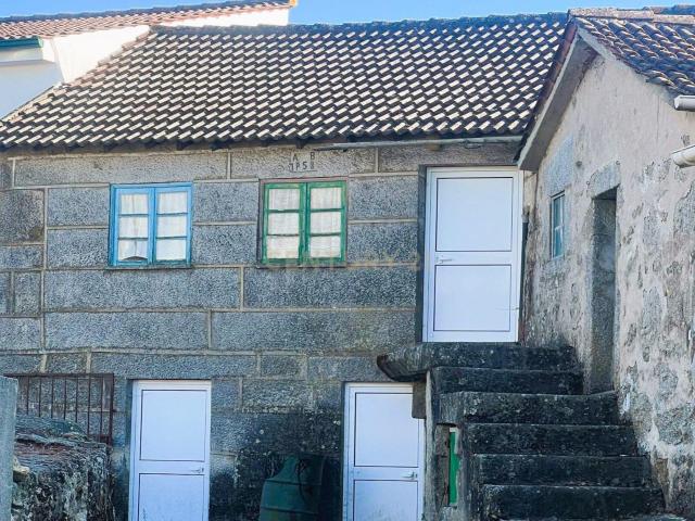 Moradia de granito em Granja do Paiva para reconstrução