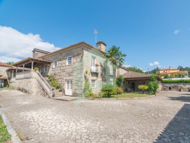 Moradia de granito totalmente restaurada em Creixomil, Barcelos