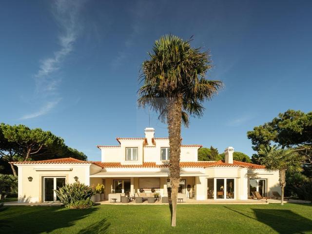 Moradia de Luxo com Jardim e Piscina numa das Zonas Mais Exclusivas de Cascais