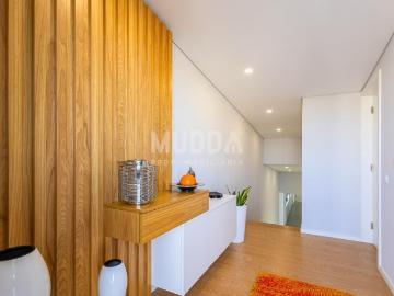 MORADIA DE LUXO COM JARDIM INTERIOR E PISCINA