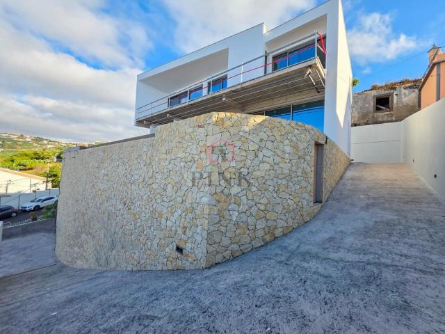 Moradia de Luxo com Piscina e Vista Mar T4 na Ribeira Brav. 308m² Tábua