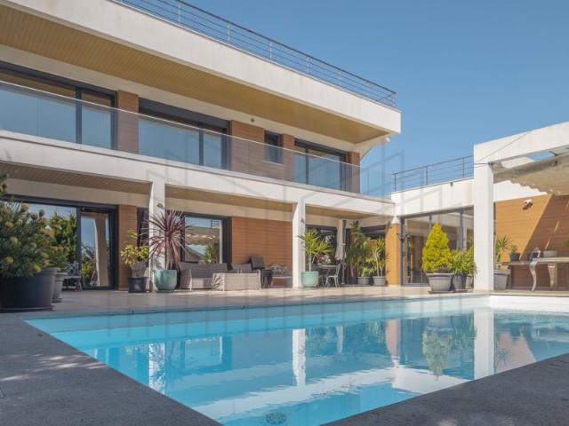 Moradia de luxo com piscina e vista para a Baía de São Martinho do Porto