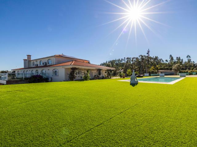 Moradia de Luxo com Piscina e Jardim – Elegância, Conforto e Exclusividade