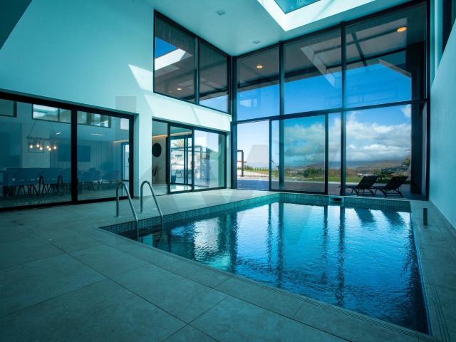 Moradia de luxo com piscina interior e vista verde e mar | Pico da Pedra, São Miguel | Licença AL