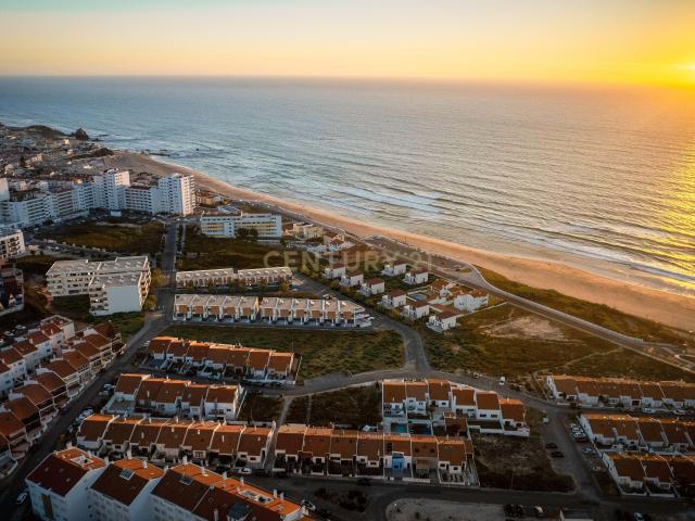 Moradias com quatro quartos e piscina, junto ao mar e vistas deslumbrantes