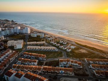 Moradias com quatro quartos e piscina, junto ao mar e vistas deslumbrantes
