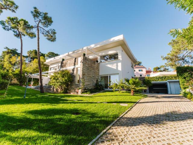 Moradia de Luxo com Vista Mar e Piscina para Alugar no Estoril