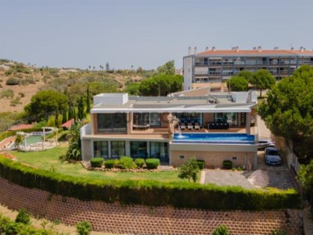 Moradia de Luxo com vistas desafogadas, Piscinas e Jardins Lagos