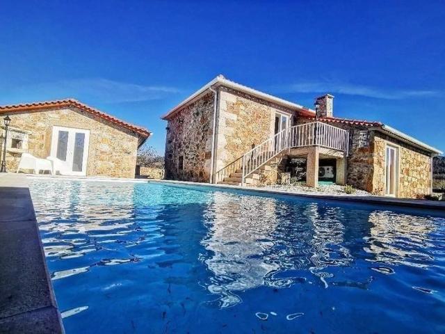 Moradia de luxo com 5 quartos, jardim e piscina