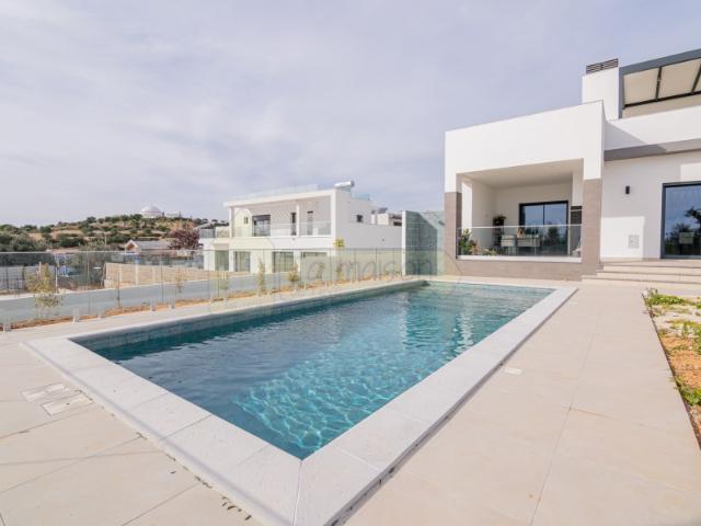 Moradia de luxo contemporânea de 4 quartos com piscina e garagem