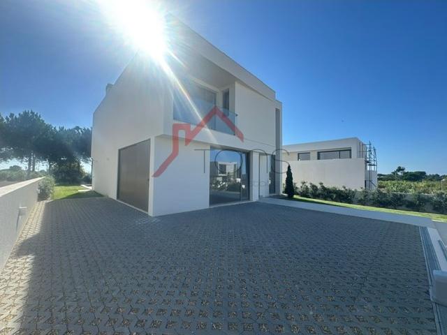 MORADIA DE LUXO ENTRE O CAMPO E PRAIA