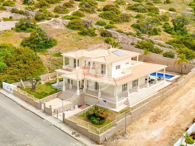 Moradia de Luxo com Piscina, Jardim e Garagem de 200m² Junto. 220m² Albufeira e olhos de água