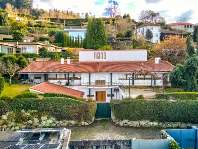 Moradia de Luxo inserida no Condomínio Quinta de Vilar na Costa Guimarães