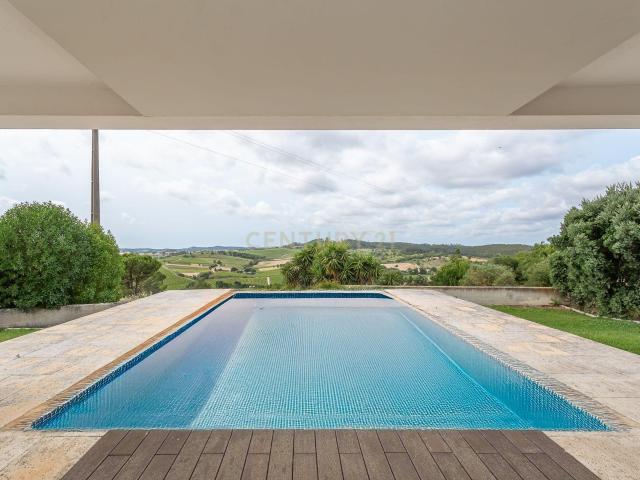 Moradia de Luxo Isolada com Piscina, elevador, mobilada e Vista Desafogada – Torres Vedras