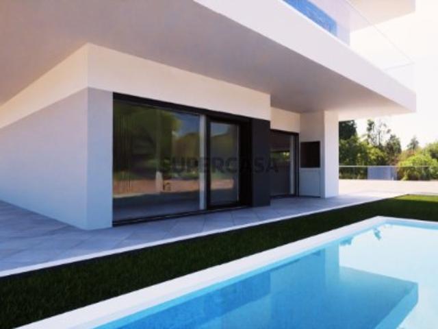Vida de Luxo à Porta de Lisboa: Moradia Isolada em Odivelas com Piscina, Salão de Cinema e Jacuzzi!