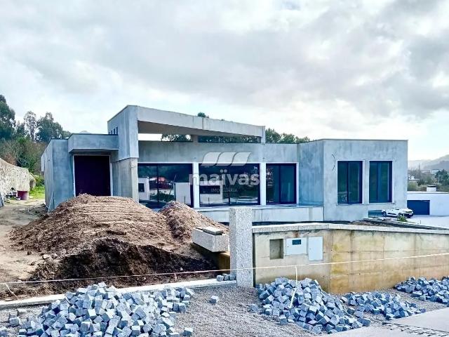 Moradia de Luxo Minimalista com Piscina Infinita